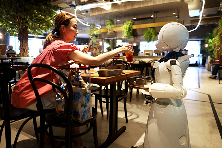 Kafe Robot yang Dikendalikan Penyandang Disabilitas